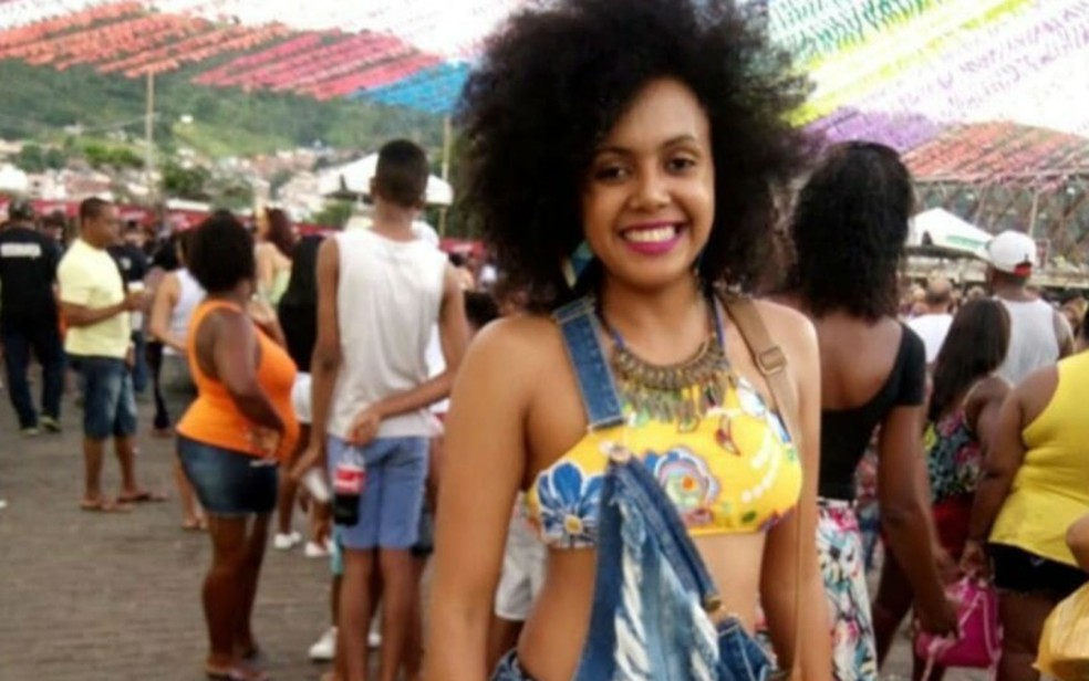 Elitânia de Souza da Hora foi morta a tiros a caminho de casa após deixar aula na Bahia  — Foto: Reprodução/Facebook