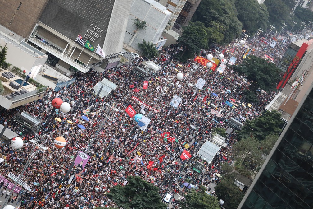 Manifestantes na avenida Paulista, em SÃ£o Paulo â€” Foto: Fabio Tito