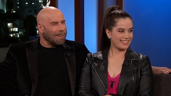 John Travolta, 65 anos, e a filha Ella Bleu, 19 anos (Foto: Jimmy Kimmel Live)