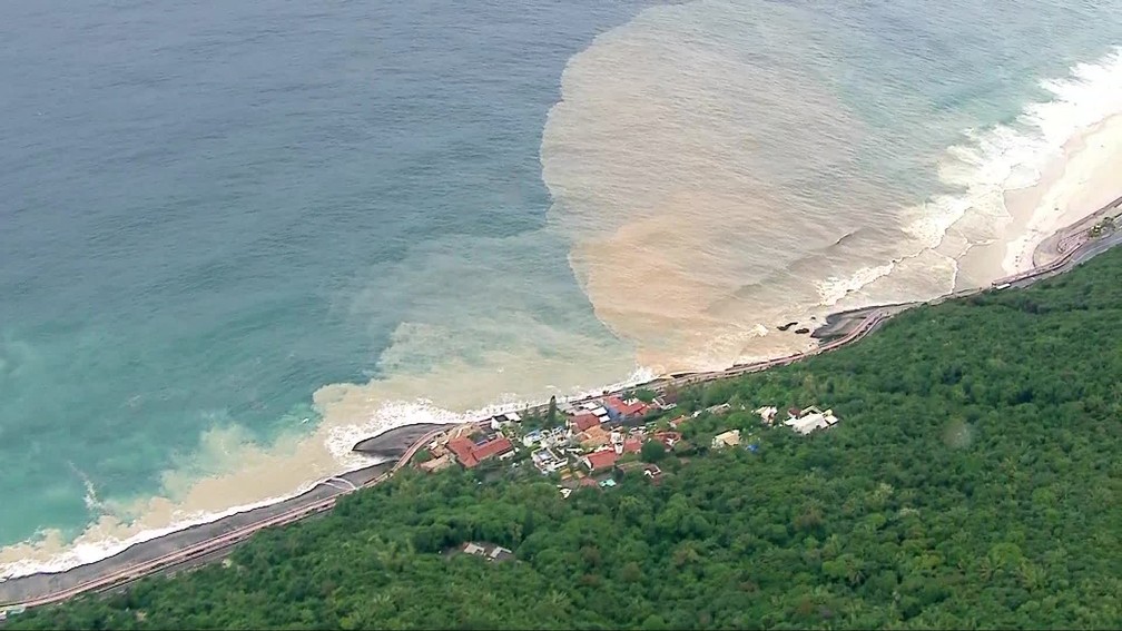 Uma grande quantidade de lama que desce de encosta da Avenida Niemeyer estÃ¡ indo parar no mar. â Foto: ReproduÃ§Ã£o / TV Globo