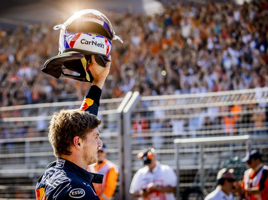 Em casa, Verstappen conquistou pole no GP da Holanda e fez a festa da torcida