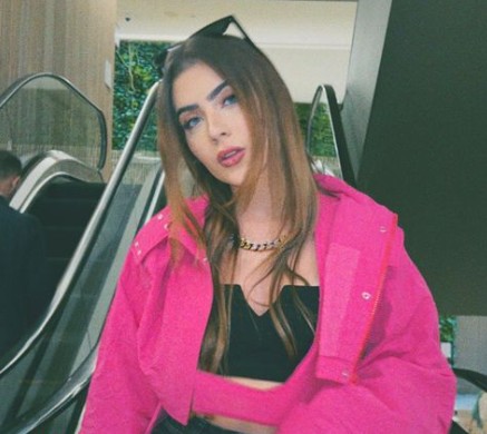 Jade Picon aposta em jaqueta rosa (Foto: Instagram)