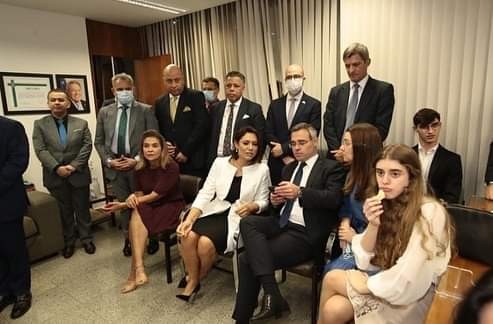 A primeira-dama Michelle Bolsonaro acompanha votação junto com André Mendonça, sua família e assessores, em gabinete no Senado