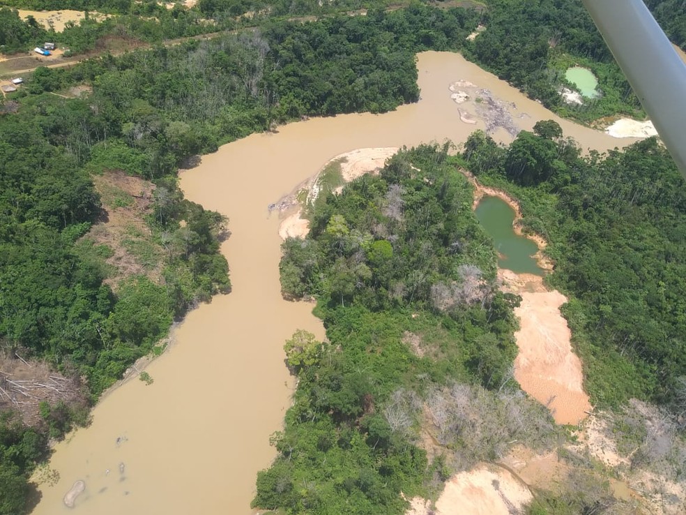 Área e garimpo ilegal no Rio Mucajaí, Terra Indígena Yanomami — Foto: Hutukara/Isa/Divulgação