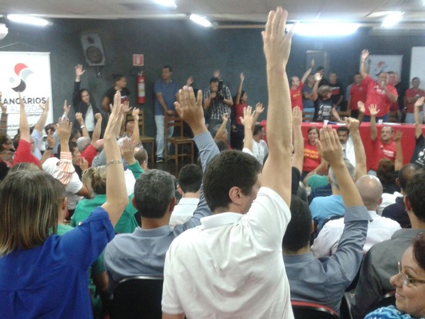 Bancários de Alagoas votaram à favor do fim da greve no estado. (Foto: Shade Andréa/ G1)