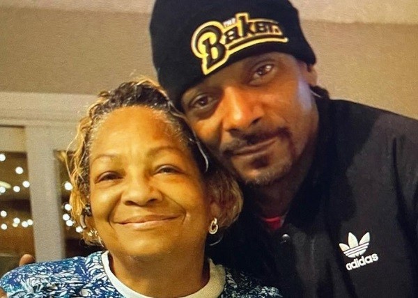 O rapper Snoop Dogg com a mãe (Foto: Instagram)