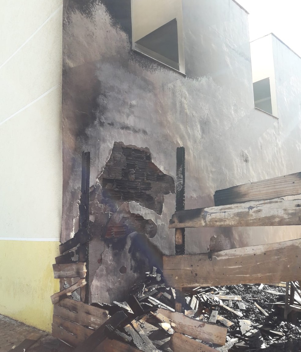 Incêndio em amontoado de madeira atinge paredes de imóvel de 2 andares em Ituiutaba