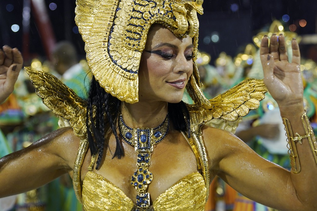 Paolla Oliveira, rainha da bateria da Grande Rio — Foto: Marcos Serra Lima/G1