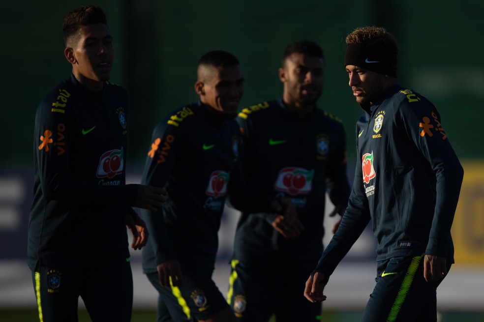 Neymar tem feito a alegria dos companheiros em seus escanteios na seleção brasileira — Foto: Pedro Martins / MoWA Press