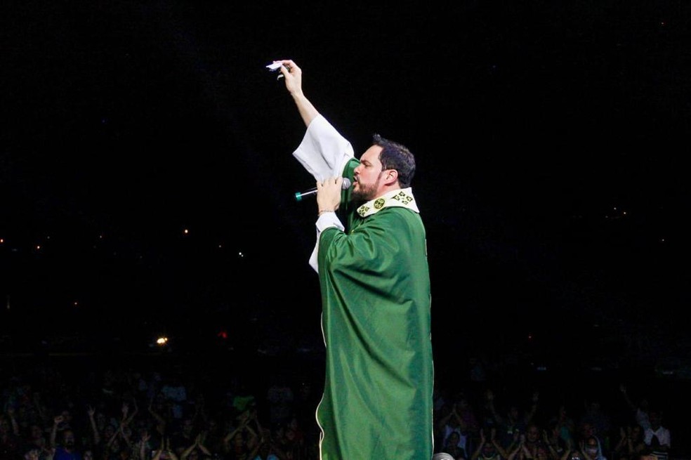 Padre Adriano Zandoná segura porção de droga atirada no palco do Hallel em Franca, SP, durante pregação — Foto: Assessoria Hallel
