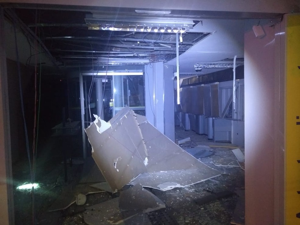Agência bancária em Brazlândia, no DF, tem vidraças quebradas e parte do teto destruído durante tentativa de assalto com uso de explosivos — Foto: Corpo de Bombeiros/Divulgação 