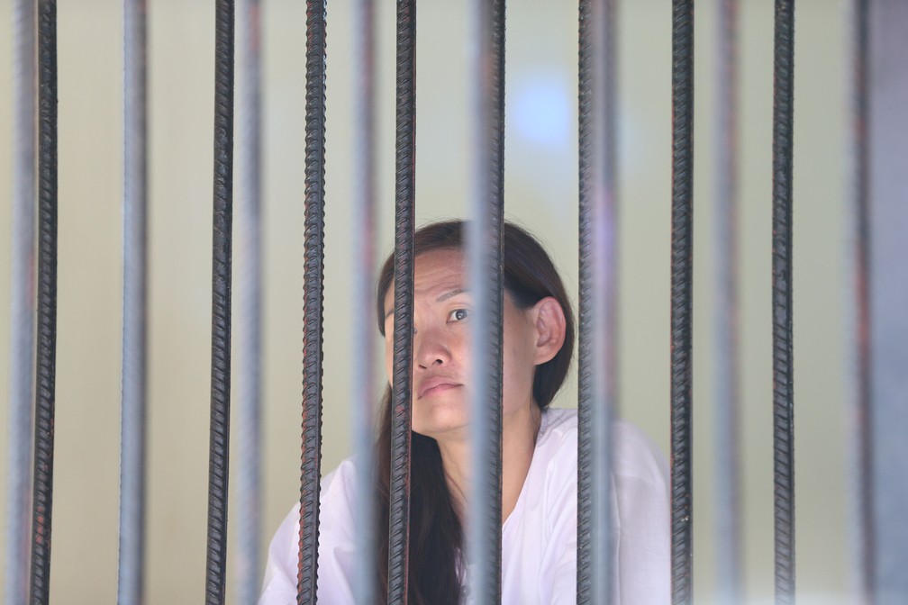 A jornalista Mok Choy Lin é vista em uma cela antes de seu julgamento na corte de Zabuthiri em Naypyitaw, em Mianmar. Ela e outras três pessoas, incluindo um produtor e um câmera, foram presos acusados de tentar usar um drone para gravar imagens do prédio do parlamento em Naypyidaw sem autorização (Foto: Soe Zeya Tun/Reuters)