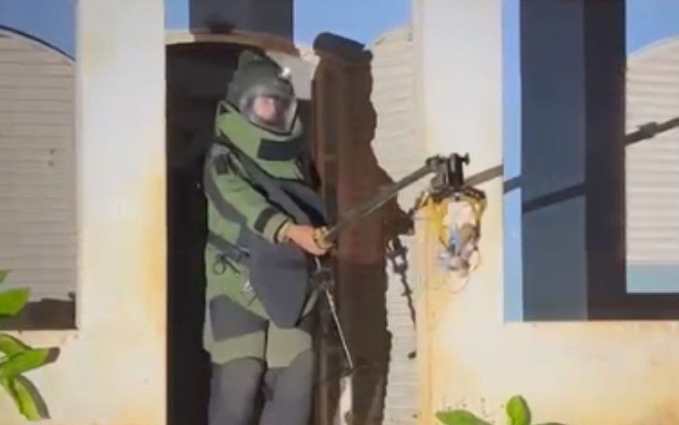 Polícia retira explosivo de chácara em Novo Gama, Goiás — Foto: Divulgação/Polícia Militar