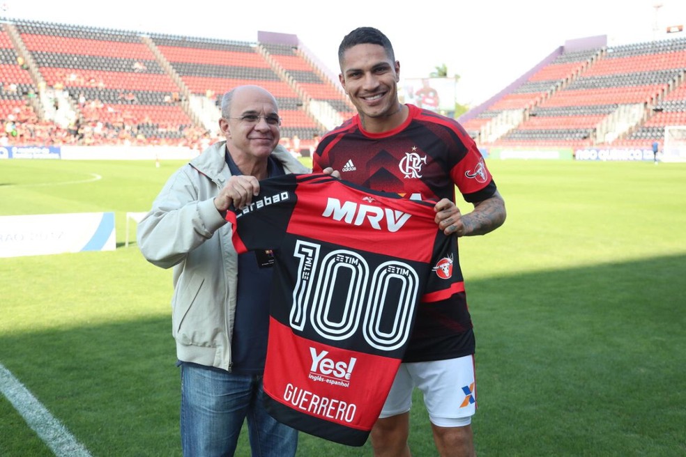 Guerrero e Bandeira : presidente sempre foi entusiasta do atacante peruano  (Foto: Gilvan de Souza/Flamengo)