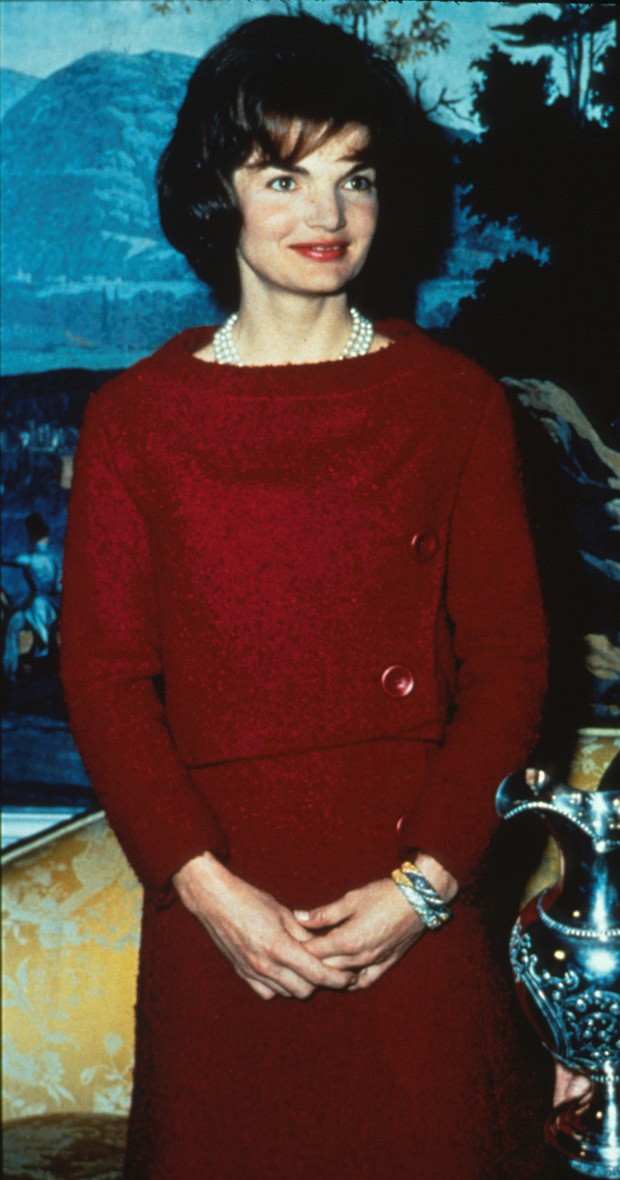 385622 05: File Photo: First Lady Jacqueline Kennedy Wears A Chez Ninon Two-Piece Day Dress February 14, 1962 During A Nationally Televised Valentine's Day Tour Of The White House In Washington, Dc. The Famous Dress Will Be On Display At Metropolitan Muse (Foto: Getty Images)