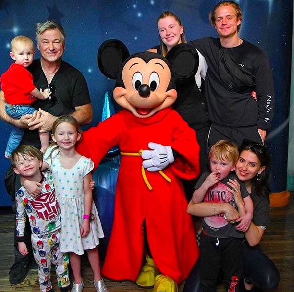 O ator Alec Baldwin com a esposa e os cinco filhos, incluindo a modelo Ireland Baldwin e o namorado dela (Foto: Instagram)