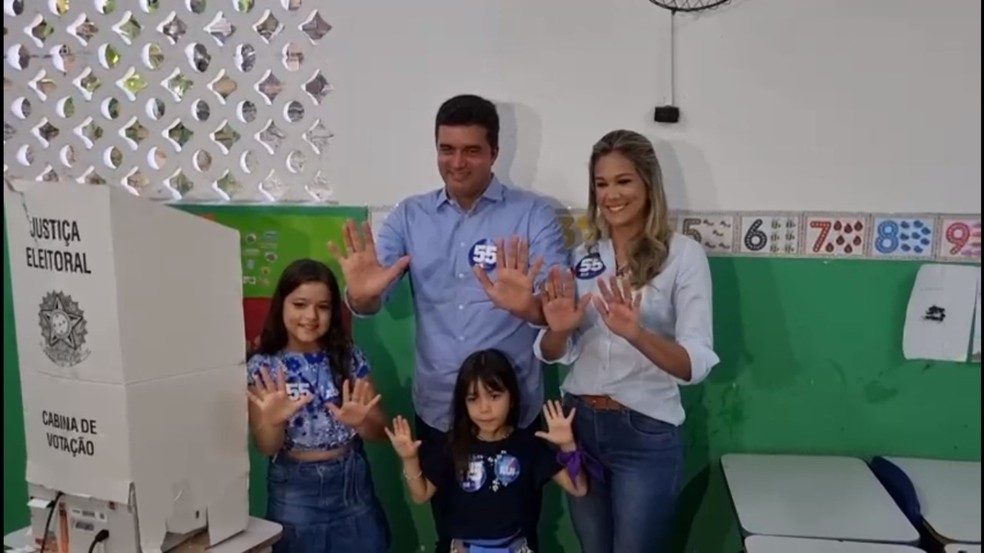 Rui Palmeira (PSD), filhas e a namorada; candidato a governador de Alagoas votou em Maceió — Foto: Reprodução/Vídeo