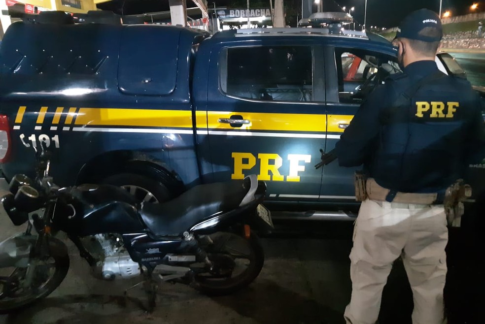 Motocicleta foi apreendida em Cajati, SP &mdash; Foto: Reprodu&ccedil;&atilde;o/Pol&iacute;cia Rodovi&aacute;ria Federal