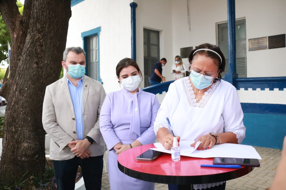 Fátima Bezerra assina autorização para concurso da UERN — Foto: Raiane Miranda