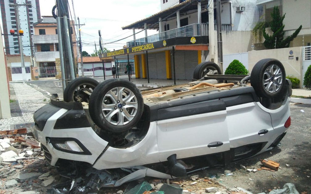Frente da garagem do apart hotel foi isolada, mas a rua não precisou ser interditada por conta do acidente — Foto: Madalena Braga/TV Subaé