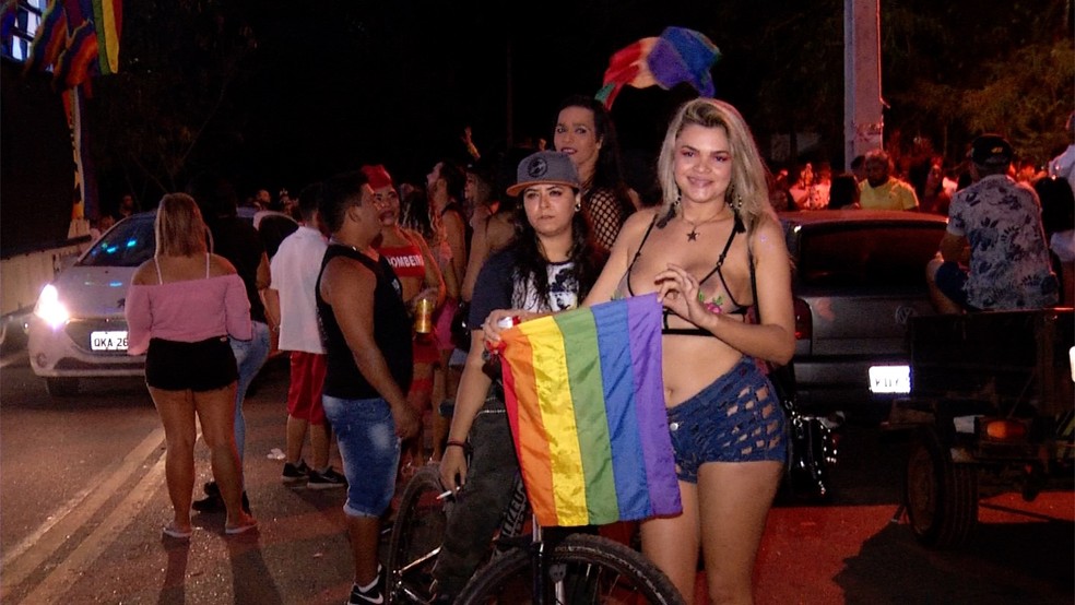 Participantes pedem mais respeito e amor durante Parada LGBTI em Palmas — Foto: Reprodução/TV Anhanguera