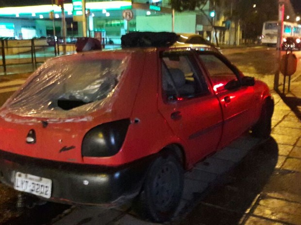 Polícia conseguiu apreendeu carro utilizado por assaltantes (Foto: Zete Padilha/RBS TV)