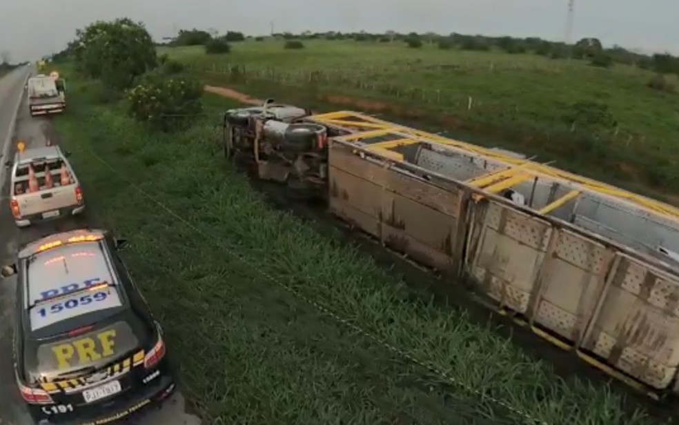 Caminhão cegonha tomba no sudoeste da Bahia e danifica 11 carros que estavam no veículo — Foto: Divulgação/PRF