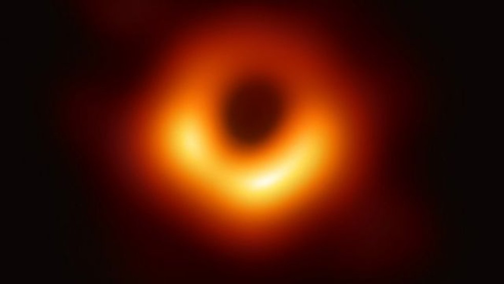 Esta foi a primeira imagem da M87, que também foi a primeira imagem de um buraco negro — Foto: EHT
