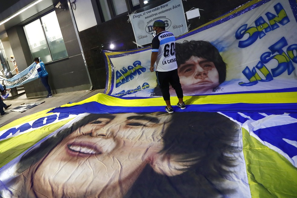 Fãs fazem plantão em frente ao hospital onde Maradona passou por cirurgia — Foto: Marcos Brindicci/Getty Images