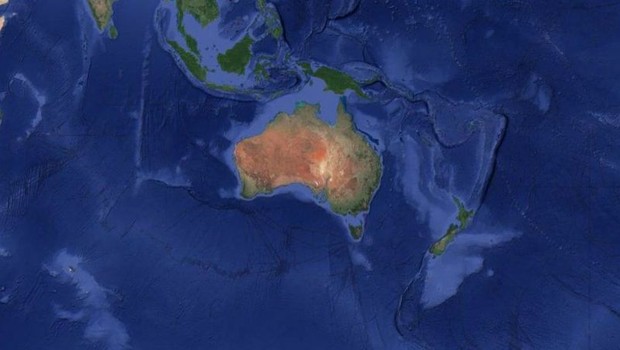 BBC As imagens de satélite podem ser usadas ​​para visualizar o continente da Zelândia, que aparece como um triângulo azul claro de cabeça para baixo a leste da Austrália (Foto: GNS SCIENCE via BBC News Brasil)