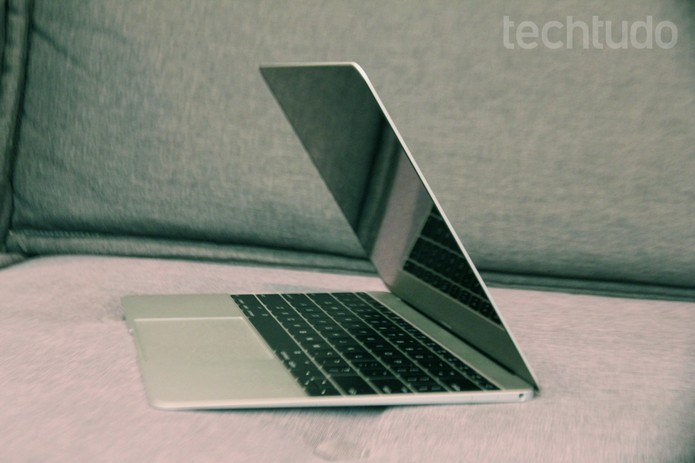 MacBooks usam baterias fixas há alguns anos o que contribui para que os dispositivos fiquem cada vez mais fininhos (Foto: Carol Danelli/TechTudo)