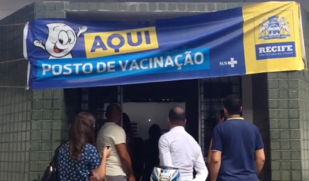 Por causa de grve dos médicos do Recife, posto de saúde deixou de fazer atendimento ambulatorial (Foto: Wagner Sarmento/TV Globo)