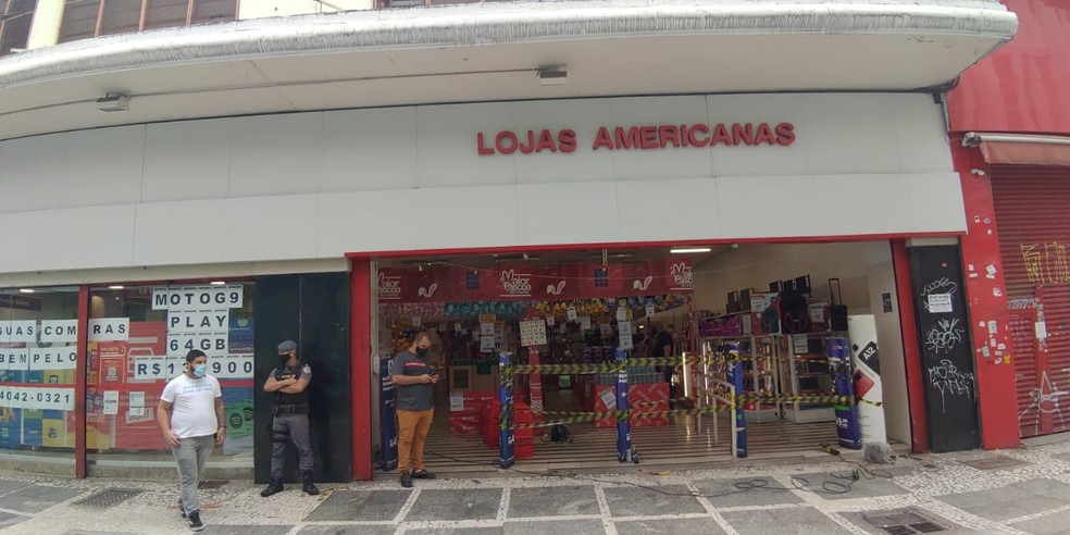 Unidade das Lojas Americanas na Rua Direita, no Centro de São Paulo, é autuada por descumprir regra de fechamento — Foto: Vigilância Sanitária Estadual