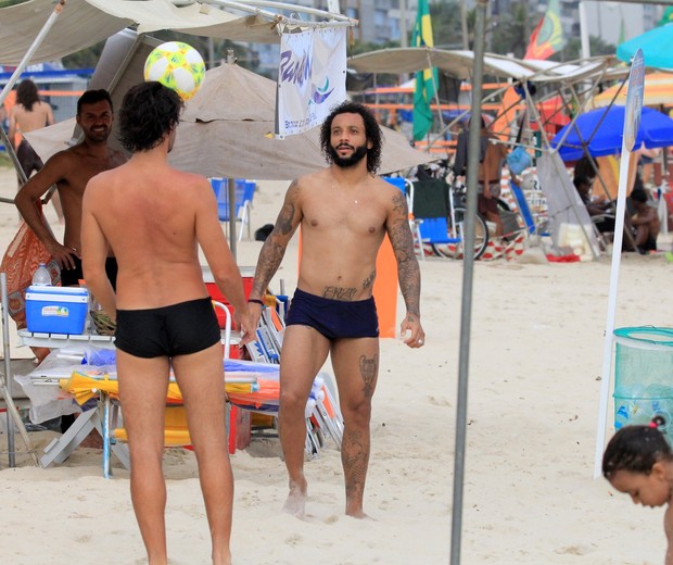 Jogador Marcelo curte praia em Ipanema (Foto: AgNews)