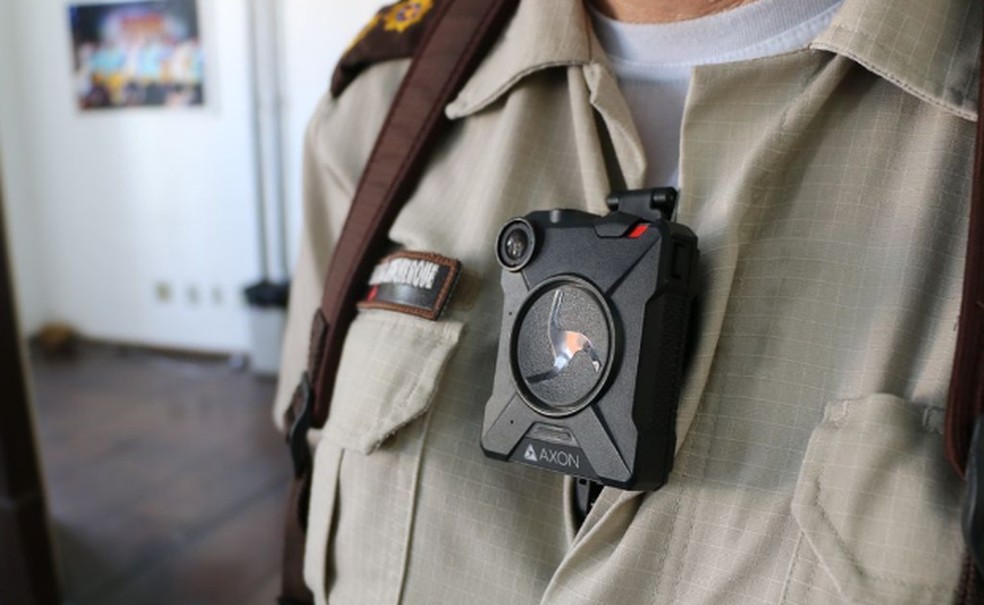 Exemplo de uma das câmeras corporais que podem ser implementadas ao uniforme de policiais na Bahia — Foto: Divulgação / Governo da Bahia
