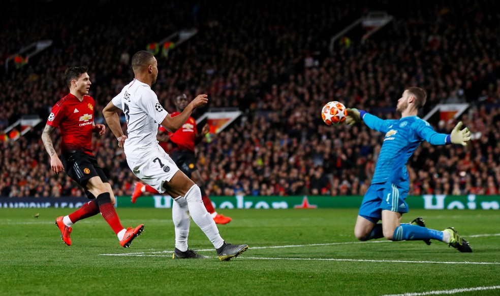 Mbapp&Atilde;&copy; poderia ter feito o terceiro, mas parou em grande defesa de De Gea  &acirc;?? Foto: Reuters