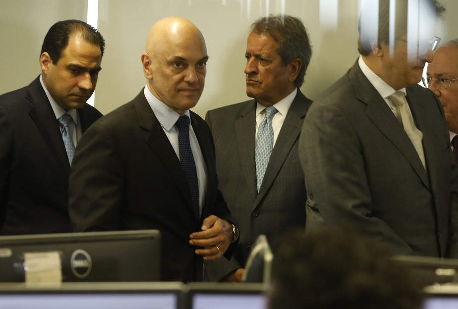 Alexandre de Moraes, presidente do TSE, ao lado do presidente do PL, partido de Bolsonaro, Valdemar Costa Neto.