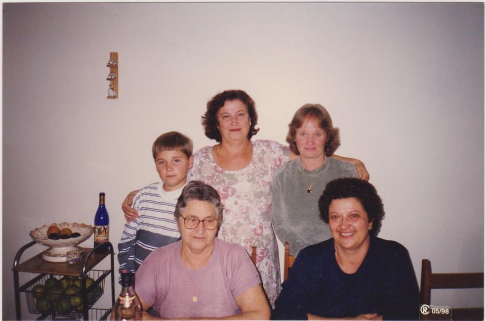 Mãe adotiva (de blusa rosa) não queria que Mara soubesse da adoção — Foto: Arquivo pessoal