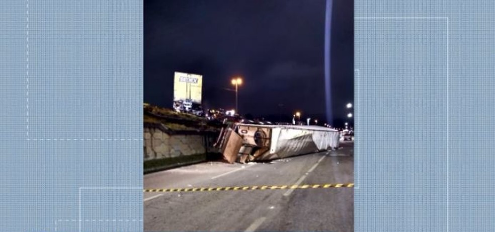 Acidente na BR-101, em Palhoça, deixa dois mortos — Foto: Reprodução/ NSC TV