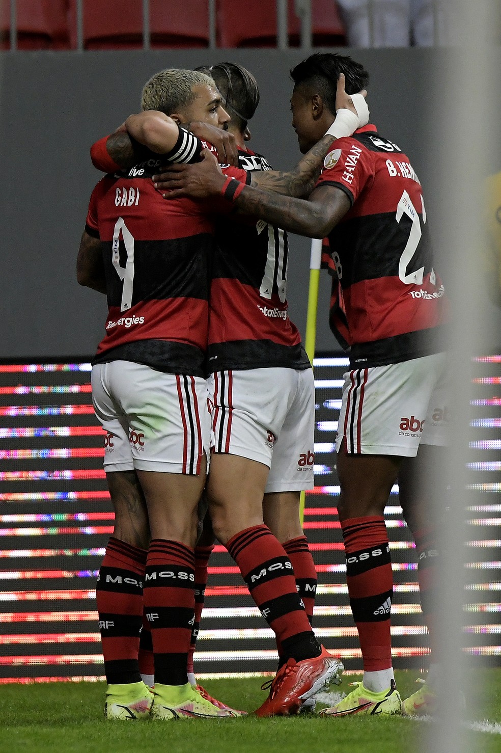 Gabigol, Diego e Bruno Henrique comemoram gol do Flamengo contra o Olimpia &mdash; Foto: Staff Images / CONMEBOL