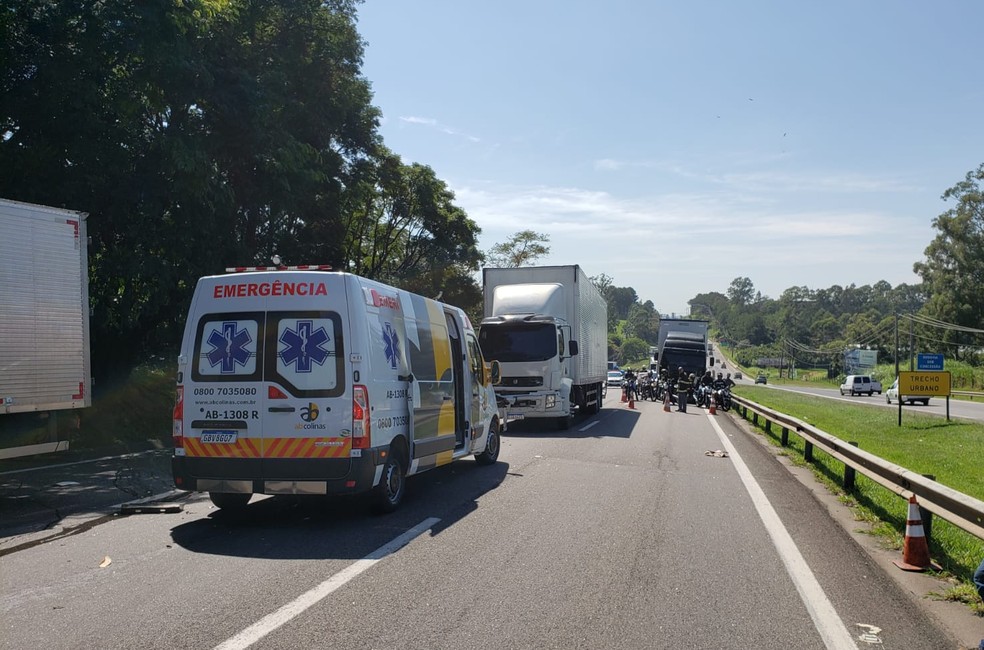 Acidente interditou a Rodovia Raposo Tavares, entre Paranapanema e Angatuba (SP) — Foto: Corpo de Bombeiros/Divulgação