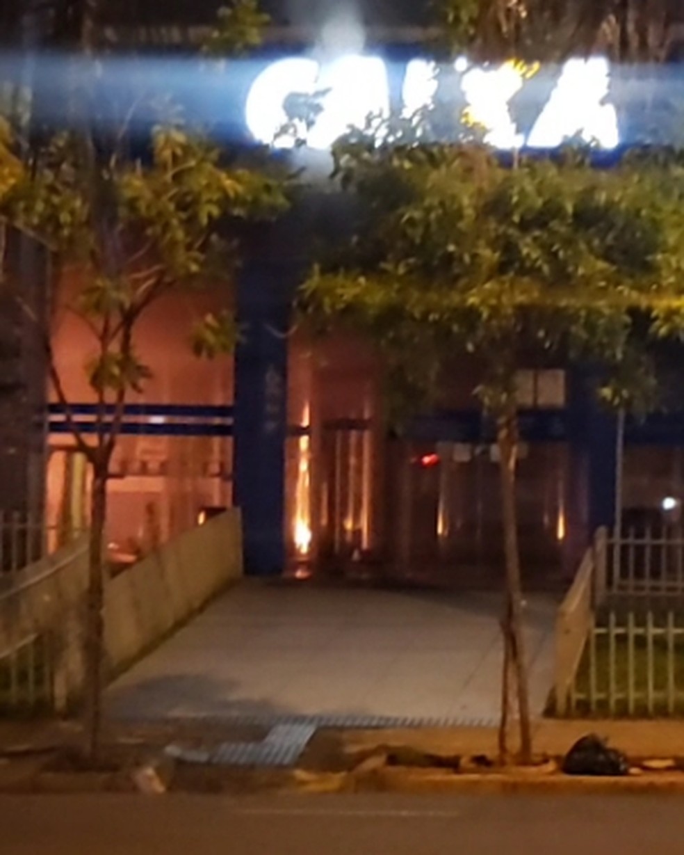 Princípio de incêndio danifica caixas eletrônicos em agência bancária em Rio Preto — Foto: Ellus Bruno