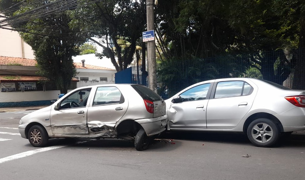 Acidente causado por suspeito em fuga deixa carros danificados em Campinas (SP) — Foto: Larissa Castro/EPTV