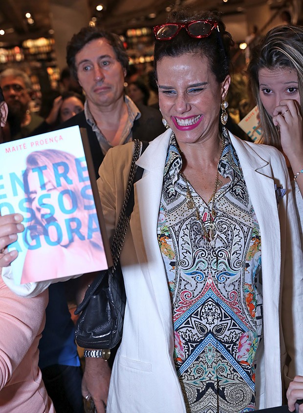 Maitê Proença recebe amigos famosos em lançamento de livro Quem