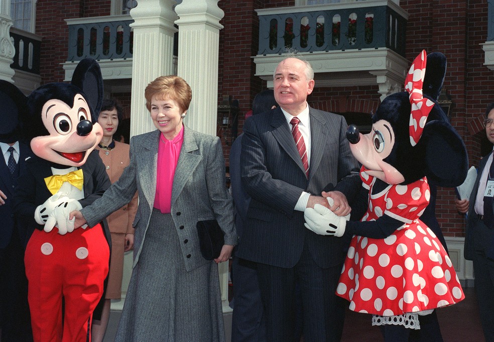 Mikhail Gorbachev e sua esposa, Raisa, cumprimentam Mickey e Minnie na entrada da Disneylândia de Tóquio, no Japão — Foto: Yoshikazu Tsuno/AFP/Arquivo