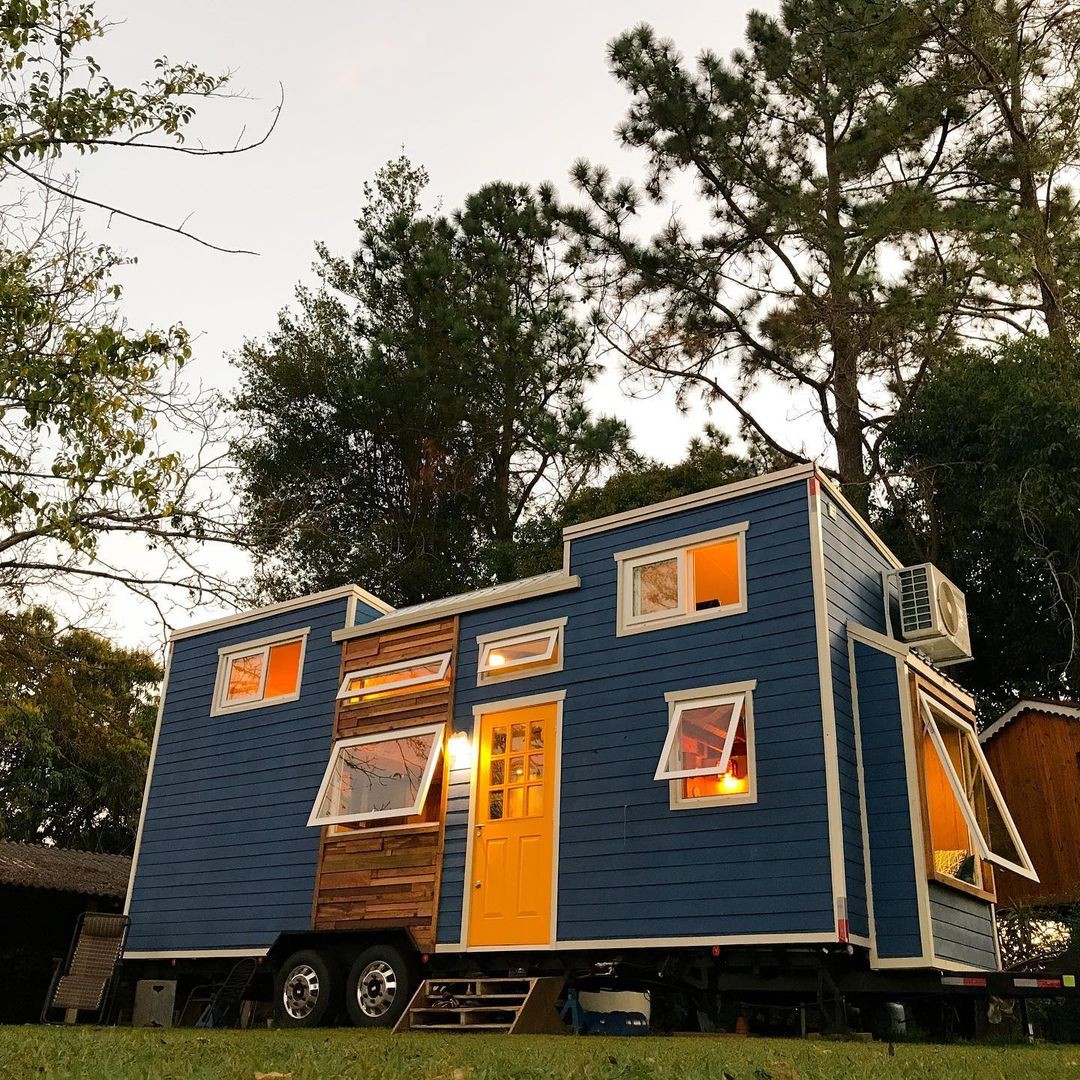 A casa de Isabel e Robson tem cores inspiradas em outros movimentos de tiny house (Foto: Reprodução / Instagram / Pés Descalços)