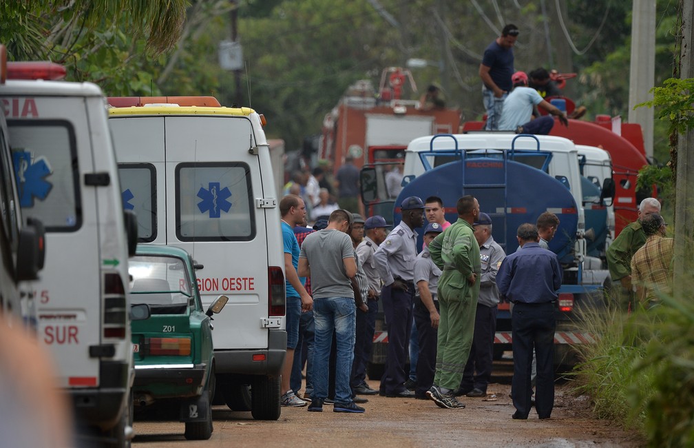 Equipes de resgate trabalham no local onde avião caiu em Havana (Foto: Yamil Lage/AFP)