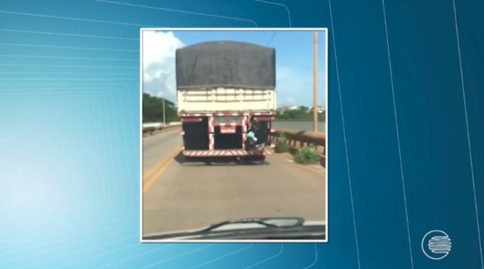 Mulher é flagrada atravessando ponte pendurada em 