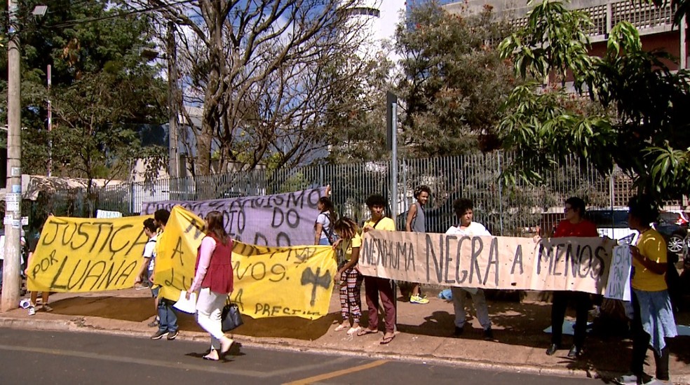 Protesto em frente ao Fórum de Ribeirão Preto durante audiência da morte de Luana Barbosa dos Reis (Foto: Cláudio Oliveira/EPTV)