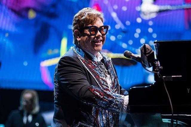 Elton John durante shows da turnê The Farewell Tour (Foto: Reprodução/Instagram)